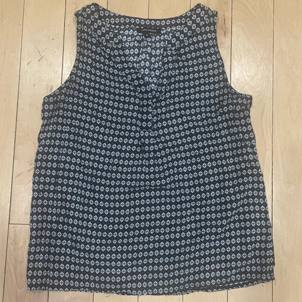 Sleeveless black and white pattern top